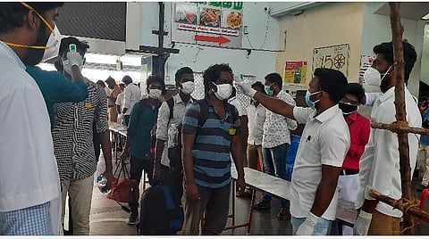 மகாராஷ்டிரா மாநிலத்திலிருந்து வந்த தமிழர்களுக்கு கரோனா பரிசோதனை செய்யப்பட்டு அனுப்பி வைக்கப்பட்டனர்.