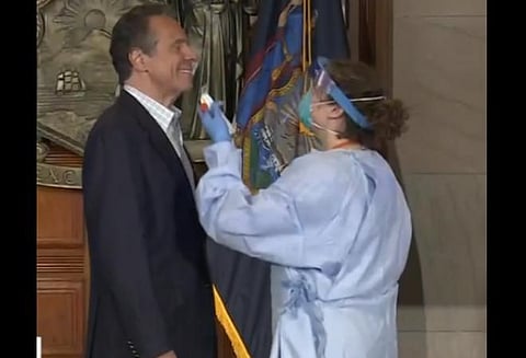 மக்களுக்கு விழிப்புணர்வு :தான் கரோனா பரிசோதனை செய்ததை நேரலையில் ஒளிபரப்பிய நியூயார்க் கவர்னர்