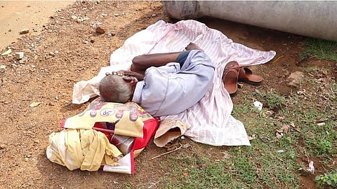 உடல்நலமின்றி தவித்த ஆதரவற்ற முதியவர்: உதவிக்கரம் நீட்டிய காரைக்குடி போலீஸார்