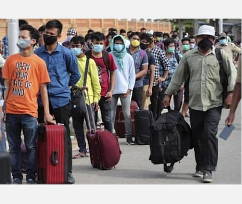 புலம்பெயர் தொழிலாளர்களுக்காக 1000 பேருந்துகள் என்று கூறிவிட்டு  கார், ஆட்டோரிக்‌ஷா, டூவீலர் நம்பர்களை கொடுப்பதா?- காங்கிரஸுக்கு உ.பி. அரசு கண்டனம்