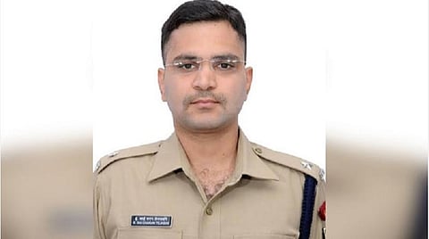 மகன் இறந்ததால் மகாராஷ்டிரா தொழிலாளி சொந்த ஊர் திரும்ப தனி கார் ஏற்பாடு செய்த தேனி எஸ்.பி.