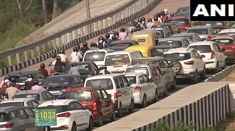 டெல்லியில் ஊரடங்கு தளர்வு; கடும் போக்குவரத்து நெரிசல்: அணிவகுத்த வாகனங்கள்