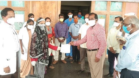 சிவகங்கை அரசு மருத்துவக் கல்லூரி மருத்துவமனையில் கரோனாவில் இருந்து குணமடைந்த 13 வயது சிறுமியை மாவட்ட ஆட்சியர் ஜெயகாந்தன் வழியனுப்பி வைத்தார். அருகில் டீன் ரத்தினவேல்.