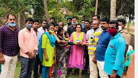 பணியின்போது உயிரிழந்த காவலரின் குடும்பத்துக்கு ரூ.12 லட்சம்: உதவிக்கரம் நீட்டிய சக காவலர்கள்!