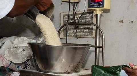 பணிச்சுமையால் சிரமப்படுகிறோம்: ரேஷன் கடை ஊழியர்கள் வேதனை