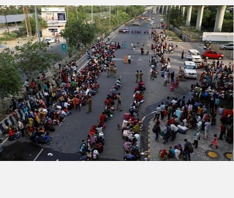 புலம்பெயர் தொழிலாளர்களை முன்வைத்து ‘பேருந்து போர்’- காங்கிரஸ் பேருந்துகளை நிறுத்திய உ.பி. அரசு