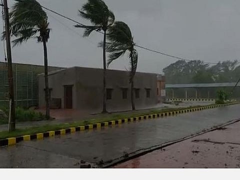 உம்பன் புயலின் வேகத்தாக்கம்: ஒடிசாவில் 1.20 லட்சம் பேர் வெளியேற்றம் 