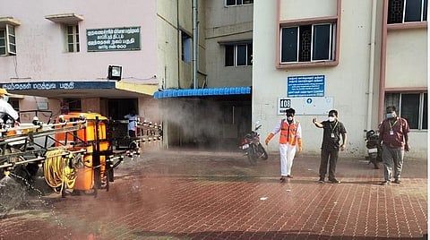 திருநெல்வேலி அரசு மருத்துவ கல்லூரி மருத்துவமனையில் கிருமி நாசனி தெளிப்பு பணிகள் மேற்கொள்ளப்பட்டது.