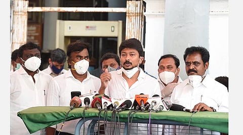 10-ம் வகுப்பு பொதுத்தேர்வை ஒத்திவைக்க வேண்டும்: அமைச்சர் செங்கோட்டையனிடம் உதயநிதி ஸ்டாலின் நேரில் வலியுறுத்தல் 