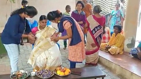 சாலையோரம் மீட்கப்பட்ட 7 மாத கர்ப்பிணி பெண்ணுக்கு கரோனா முகாமில் வளைகாப்பு: நெகிழ வைத்த மதுரை தன்னார்வலர்கள் 