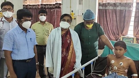 தூத்துக்குடி அரசு மருத்துவமனையில் கொடிய விஷப்பாம்பு கடியில் இருந்து மீண்ட சிறுவனை மருத்துவக் கல்லூரி முதல்வர் ரேவதி பாலன் நேரில் பார்த்து ஆறுதல் கூறினார்.