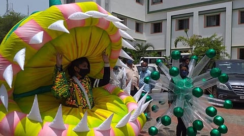 கரோனா வேடத்தில் நிவாரணம் கேட்டு வந்த நடனக் கலைஞர்கள்: கோவை ஆட்சியர் அலுவலகத்தில் ஆச்சரியம்