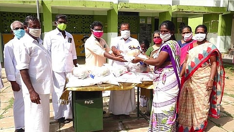 தேவகோட்டை அருகே எழுவன்கோட்டை ஊராட்சி ஒன்றிய நடுநிலைப் பள்ளி மாணவர்களின் பெற்றோருக்கு நிவாரணப் பொருட்களை ஆசிரியர்கள் வழங்கினர்.