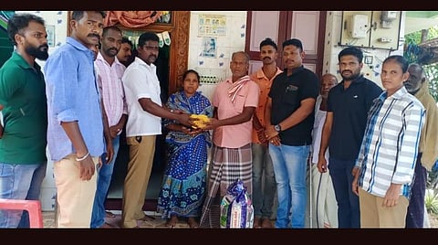 சென்னையில் விபத்தில் உயிரிழந்த காவலர் ராம்கியின் குடும்பத்தினரிடம் நேற்று நிதியுதவி அளித்த '2013 பேட்ச்' காவலர்கள்.