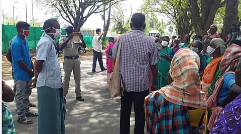 100 நாள் வேலை கேட்டுப் போராடிய பெண்கள்: பயத்தில் மூடப்பட்ட டாஸ்மாக் கடை