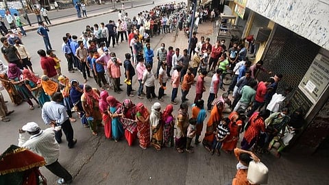 ஊரடங்கு நிவாரணப்பொருட்கள் விநியோகத்தில் ஆளுங்கட்சி, எதிர்க்கட்சி செல்வாக்கு என்ன?- தமிழக உளவுத்துறை தகவல் சேகரிப்பு