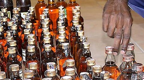 பறிமுதல் செய்த மதுபாட்டில்களை ஒப்படைக்காத 4 போலீஸார் சஸ்பெண்ட்