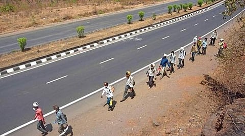 சொந்த ஊருக்கு திரும்பும் வடமாநிலத் தொழிலாளர்கள் கூலியை உயர்த்தி வாங்கும் உள்ளூர் தொழிலாளர்கள்
