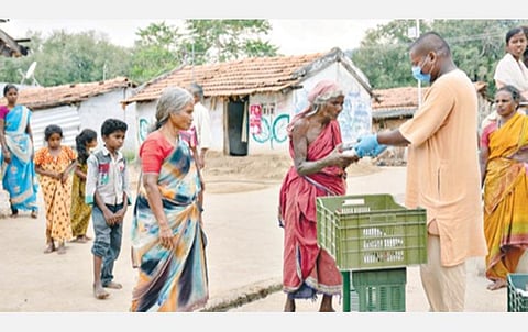 கோவை மாவட்டம் தொண்டாமுத்தூர் பகுதியில் வசிக்கும் மக்களுக்கு உணவு வழங்கும் ஈஷா யோகா மையத்தினர்.