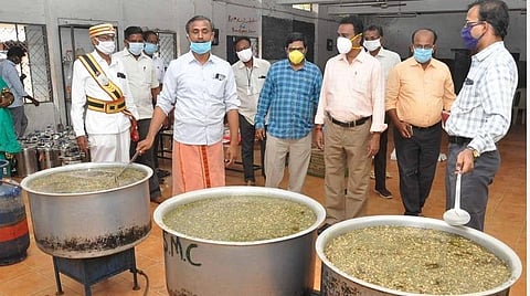 அண்டா அண்டாவாகத் தயாராகும் கபசுர குடிநீர்: 40 லட்சம் பேருக்கு வழங்கிய மதுரை மாநகராட்சி