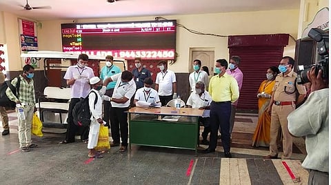 ரயிலில் ஏறுவதற்கு முன் மருத்துவ பரிசோதனைக்காக காத்திருந்த தொழிலாளர்கள்.