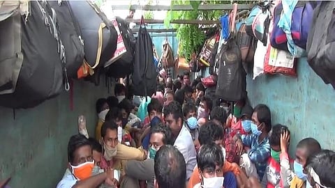 கேரளாவில் இருந்து மேற்கு வங்கத்திற்கு லாரியில் செல்ல முயன்ற 75 தொழிலாளர்கள் ராஜபாளையத்தில் தடுத்து நிறுத்தம்