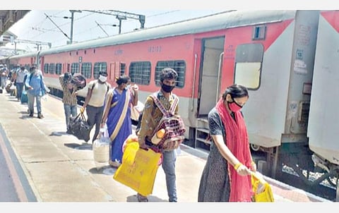 உத்தரப்பிரதேச மாநில தொழிலாளர்கள் நேற்று ஓசூரில் இருந்து புறப்பட்ட சிறப்பு ரயிலில் சொந்த ஊர் சென்றனர். ஓசூர் ரயில் நிலையத்தில் சமூக இடைவெளியுடன் ரயிலில் ஏறச் செல்லும் தொழிலாளர்கள். 	                படம்: ஜோதி ரவிசுகுமார்