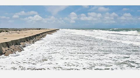 நுரையுடன் காணப்படும் தனுஷ்கோடி கடல்.