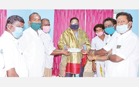 மதுரை அரசு சுற்றுலா மாளிகையில் கரோனா தடுப்பு சிறப்பு அதிகாரி காமராஜிடம் கோரிக்கை மனு வழங்கிய நாடக நடிகர்கள் சங்கத்தினர். படம்:எஸ். கிருஷ்ணமூர்த்தி