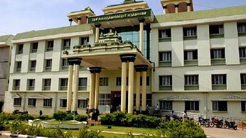 தேனி அரசு மருத்துவக்கல்லூரி மருத்துவமனையில் கரோனாவால் பாதிக்கப்பட்ட 70 வயது முதியவர் பலி