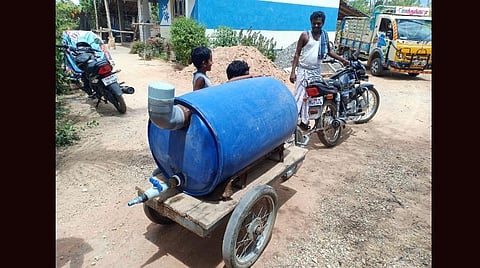 கொத்தமங்கலத்தில் குடிநீர் பிரச்சினையைச் சமாளிக்க இளைஞரால் உருவாக்கப்பட்ட சிறிய குடிநீர் வாகனம். | படம் கே.சுரேஷ்.