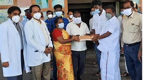 சிவகங்கை அரசு மருத்துவமனையில் கரோனாவில் இருந்து குணமடைந்தவர்களை அமைச்சர் பாஸ்கரன் வீட்டிற்கு வழியனுப்பி வைத்தார். அருகில் ஆட்சியர் ஜெயகாந்தன், எம்எல்ஏ நாகராஜன்.