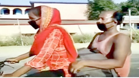 தனது தந்தையுடன் சைக்கிளில் பயணித்த ஜோதி குமாரி