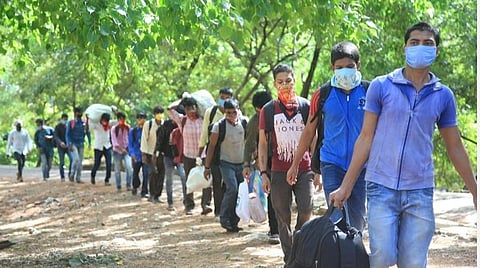 குமரியில் இருந்து 1200 வடமாநில தொழிலாளர்கள் அனுப்பி வைப்பு: ரயில் நிலையம் செல்ல ரூ.40 இல்லாமல் தவித்த தொழிலாளர்கள்- உதவிய அதிகாரிகள்