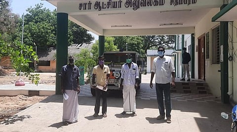 மனு அளிக்க வந்த படகு ஓட்டும் தொழிலாளர்கள்.