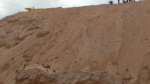 திருப்பாச்சேத்தி அருகே சடங்கி பகுதியில் சவுடு மண் குவாரியில் அள்ளுவதற்காக குவித்து வைக்கப்பட்டுள்ள மணல்.