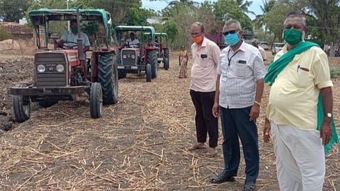 ஓட்டப்பிடாரம் அருகே குமரெட்டியாபுரம் கிராமத்தில் கோடை உழவு நடைபெறுவதை வேளாண்மை இணை இயக்குநர் எஸ்.ஐ.முகைதீன் பார்வையிட்டார்.