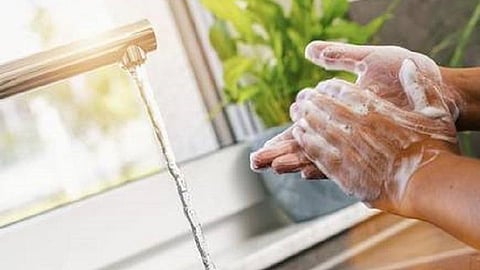 கை கழுவும் வசதியை ஏற்படுத்தி இருக்க வேண்டும்: வணிக நிறுவனங்களுக்கு மதுரை மாநகராட்சி கட்டுப்பாடு 