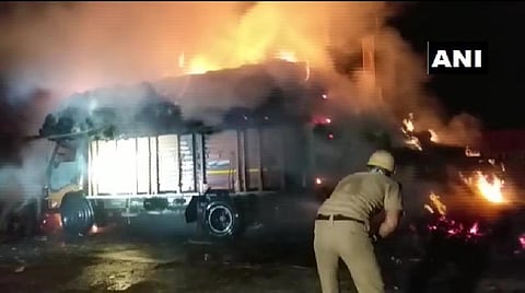 மேற்குவங்கத்தில் உம்பன் புயல் பாதிப்பு; மின்சாரம் கோரி போராட்டம்; வாகனத்திற்கு தீ வைப்பு