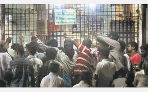 கரோனா தொற்று அதிகரித்து வருவதால் மதுக்கடைகளை திறப்பதில் சிக்கல்