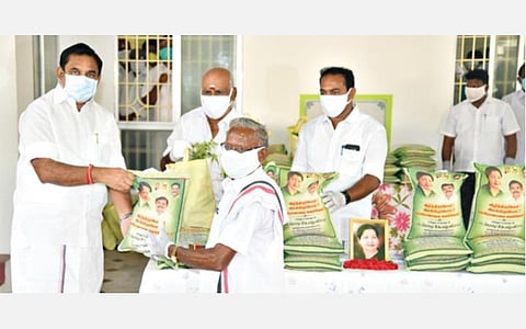 சேலம் மாவட்டம் எடப்பாடியில் நடைபெற்ற நிகழ்ச்சியில், அதிமுக நிர்வாகிகளுக்கு அரிசி சிப்பம் மற்றும் நிவாரணப் பொருட்களை முதல்வர் பழனிசாமி வழங்கினார்.