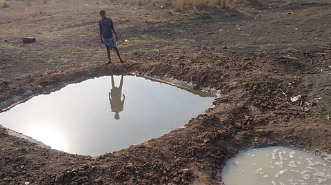 கொத்தமங்கலம் பெரியகுளத்தில் ஏற்படுத்தப்பட்டுள்ள கால்நடைகளுக்கான தொட்டிகள்.