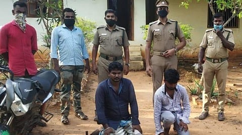 குமரி மாவட்டம் அச்சன்குளத்தில் வனவிலங்குகளை வேட்டையாடி சமையல் செய்து வீடியோ எடுத்தபோது கைது செய்யப்பட்ட இருவருடன், வனத்துறையினர்.