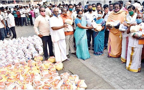 கோவையில் கிராம கோயில் பூசாரிகள், முடிதிருத்துவோருக்கு `மோடி கிட்' நிவாரணப் பொருட்களை வழங்கிய பாஜக மாநிலப் பொதுச் செயலர் வானதி சீனிவாசன் உள்ளிட்டோர். 			   படம்: ஜெ.மனோகரன்