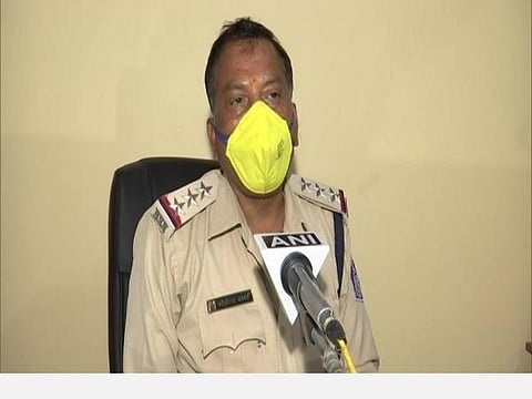 இளைஞர் தற்கொலையை விசாரிக்கும் போலீஸ் அதிகாரி. எஸ்.சர்மா.