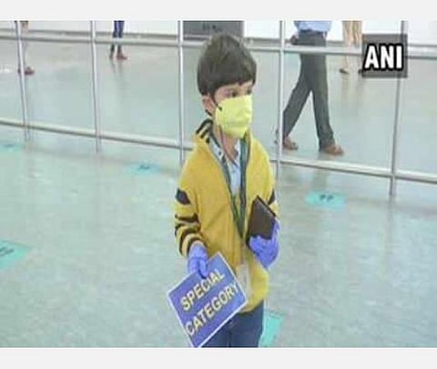பெங்களூரு விமான நிலையத்தில் தனது தாய்க்காக காத்திருந்த சிறுவன் சர்மா : படம் | ஏஎன்ஐ.
