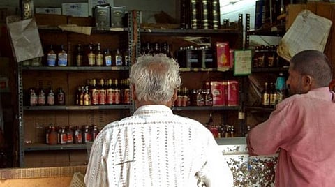 ஊரடங்கு தளர்வால் 62 நாட்களுக்குப் பிறகு புதுச்சேரியில் மதுக்கடைகள் திறப்பு- விலை அதிகரிப்பால் மதுப் பிரியர்கள் அதிருப்தி