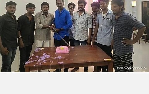 படவிளக்கம்; பட்டாகத்தியால் பிறந்தநாள் கேக் வெட்டும்போது எடுக்கப்பட்ட படம்.