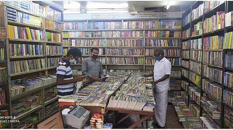 வாசிப்புப் பழக்கத்துக்குக் கை கொடுத்த கரோனா: புத்தகக் கடைகளுக்குப் படையெடுக்கும் மதுரை மக்கள்