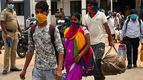 தூத்துக்குடியில் இருந்து 67 தொழிலாளர்கள் மத்தியப் பிரதேசத்துக்கு அனுப்பி வைப்பு